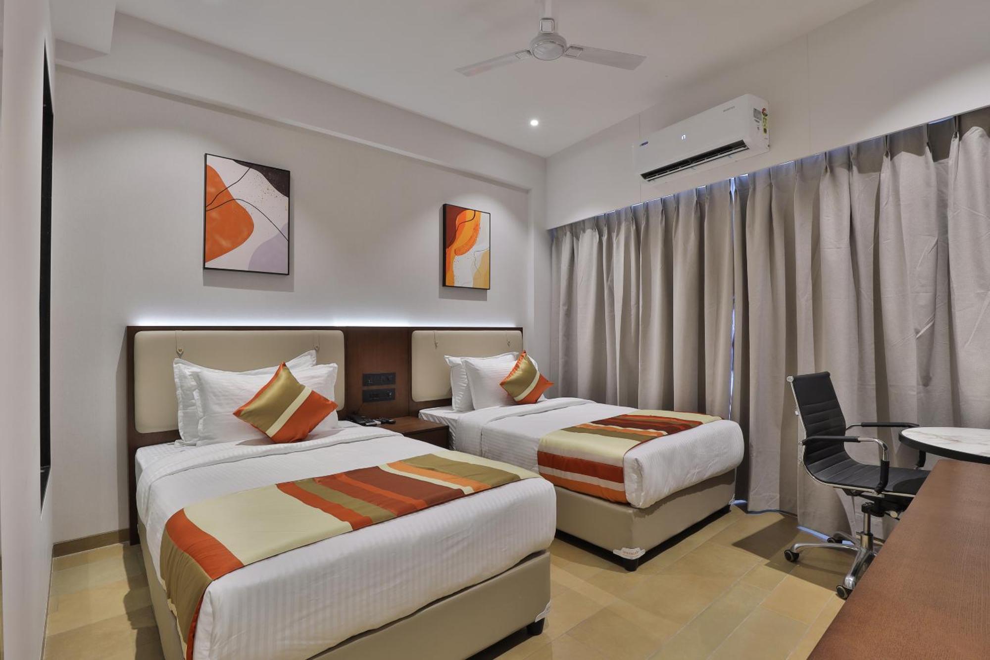 Hotel Elements Surat Exterior foto